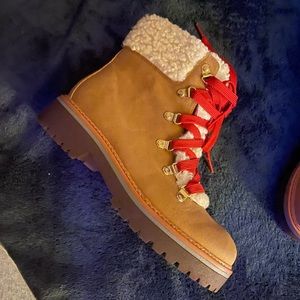 Snow boots